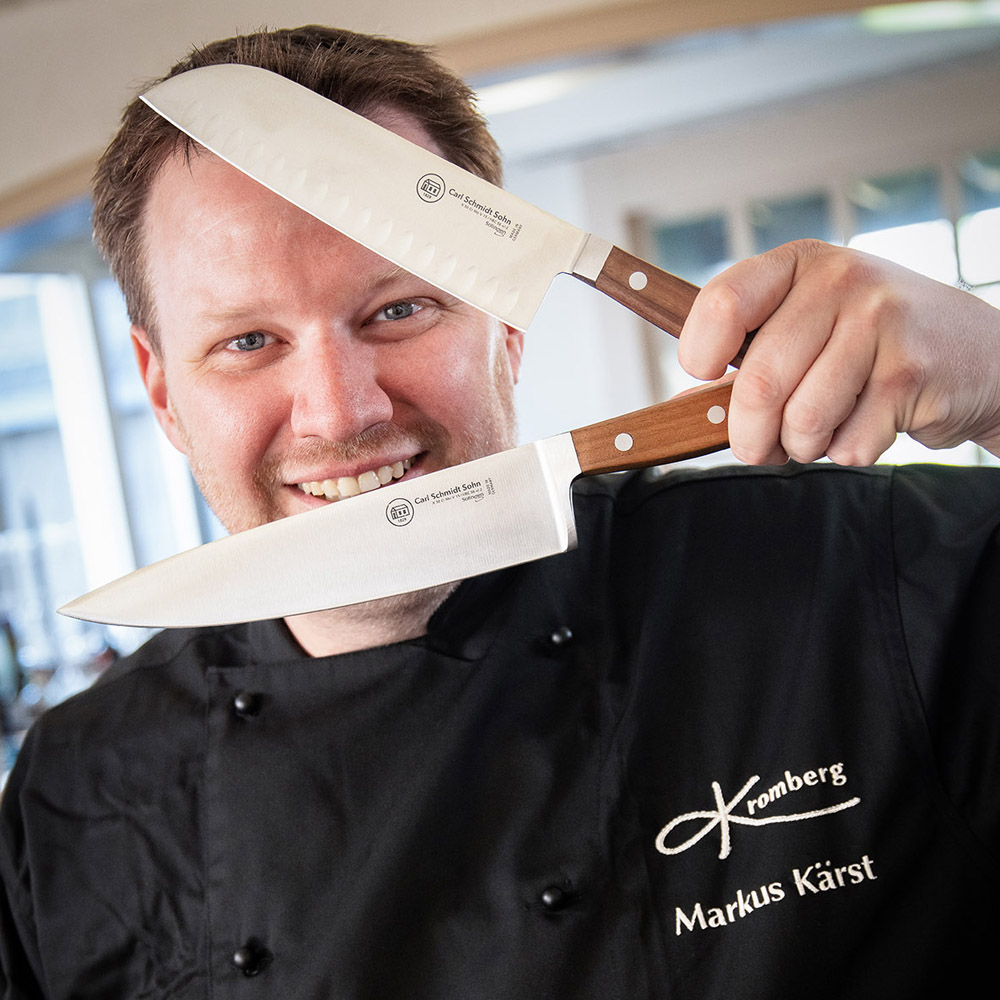 Chefkoch Markus Kärst vo Catering Kromberg mit Kochmessern, Catering in Remscheid.